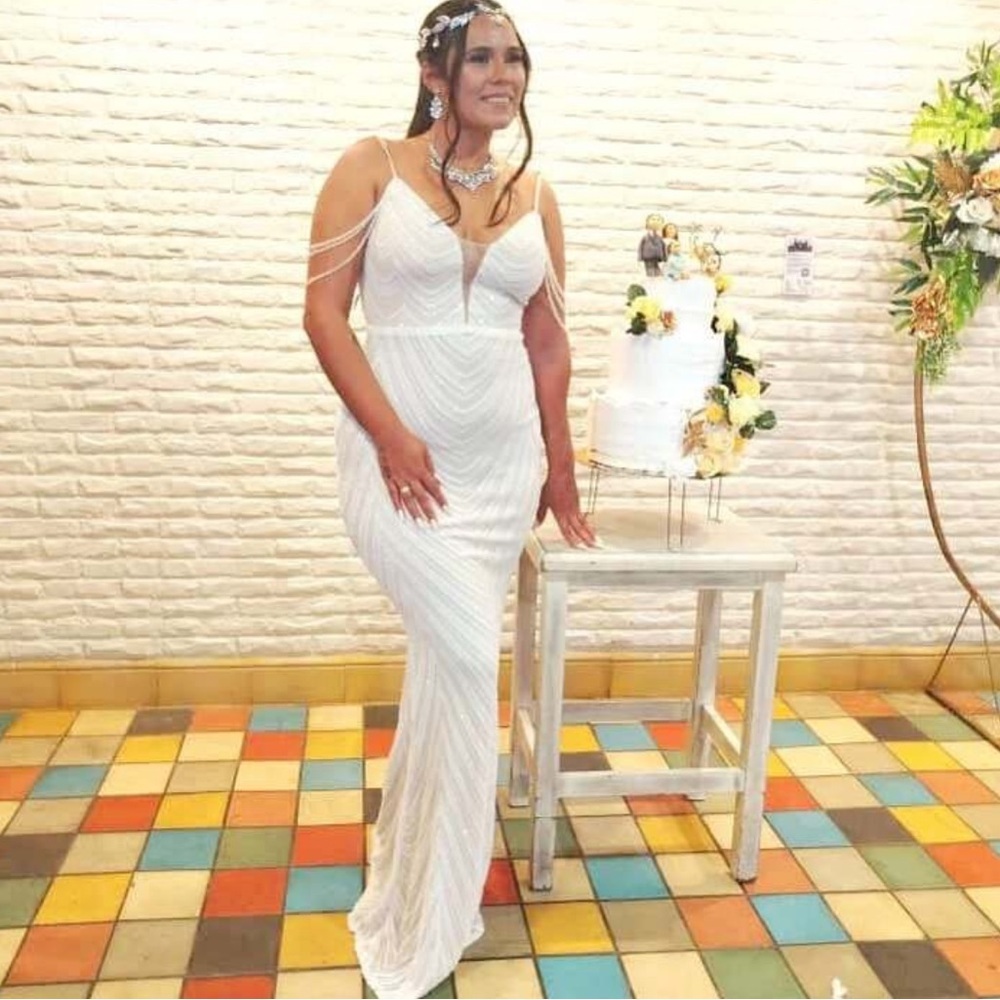 Elegant Ivory Evening Gown- 6(M) - Picture 16 of 16